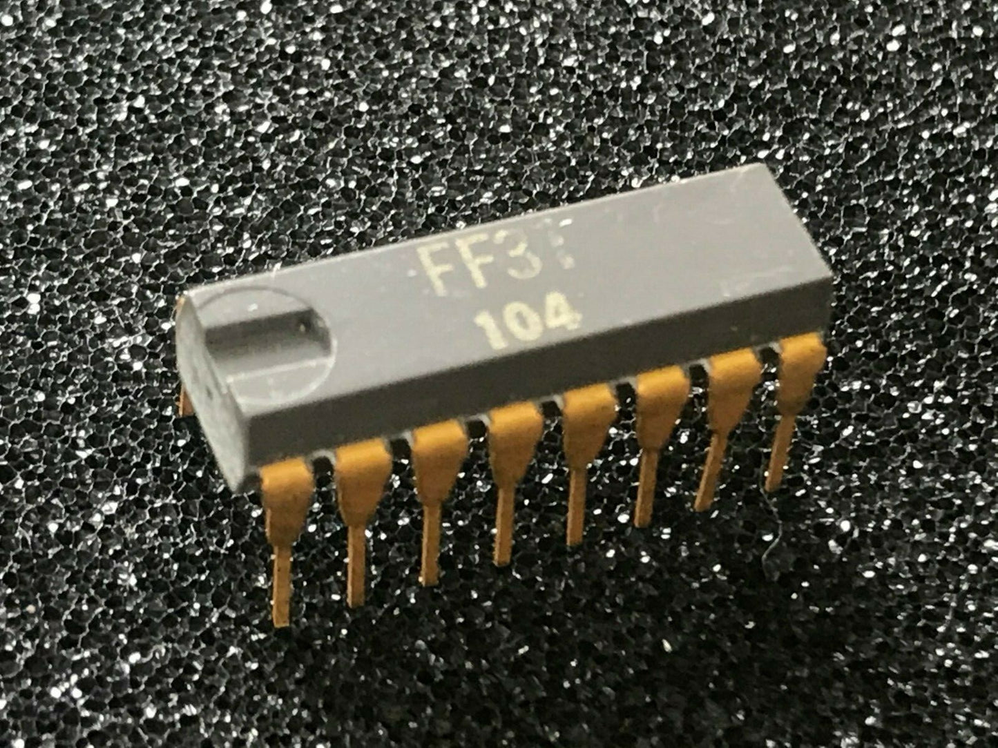 FF31 COLLECTORS GOLD LEG IC CHIP 16 PIN EARLY HOUSE MARKED UK STOCK (x1) fd7d102