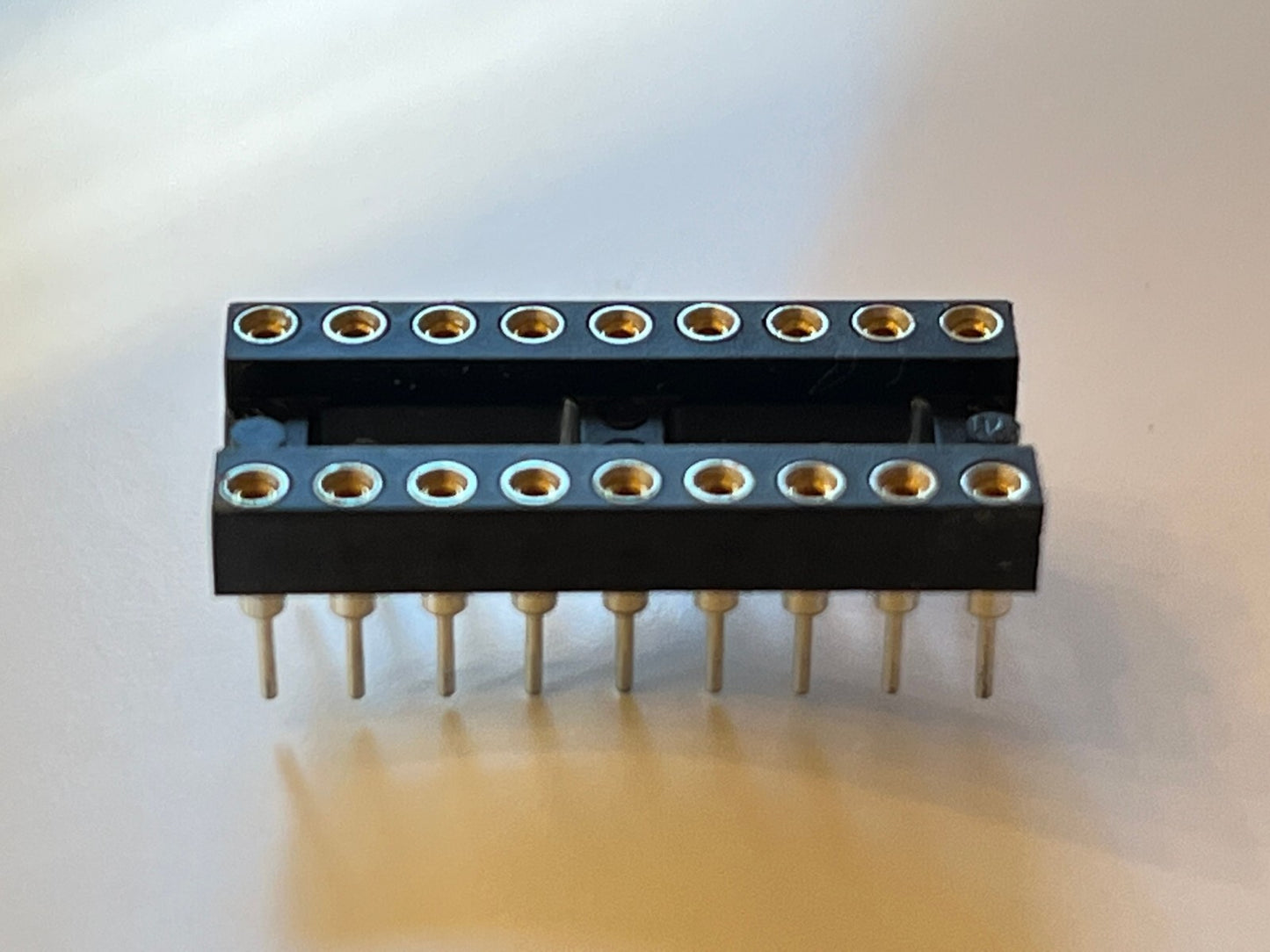 18 WAY BEST QUALITY DIL TURNED PIN IC SOCKETS (x1) bsa0H