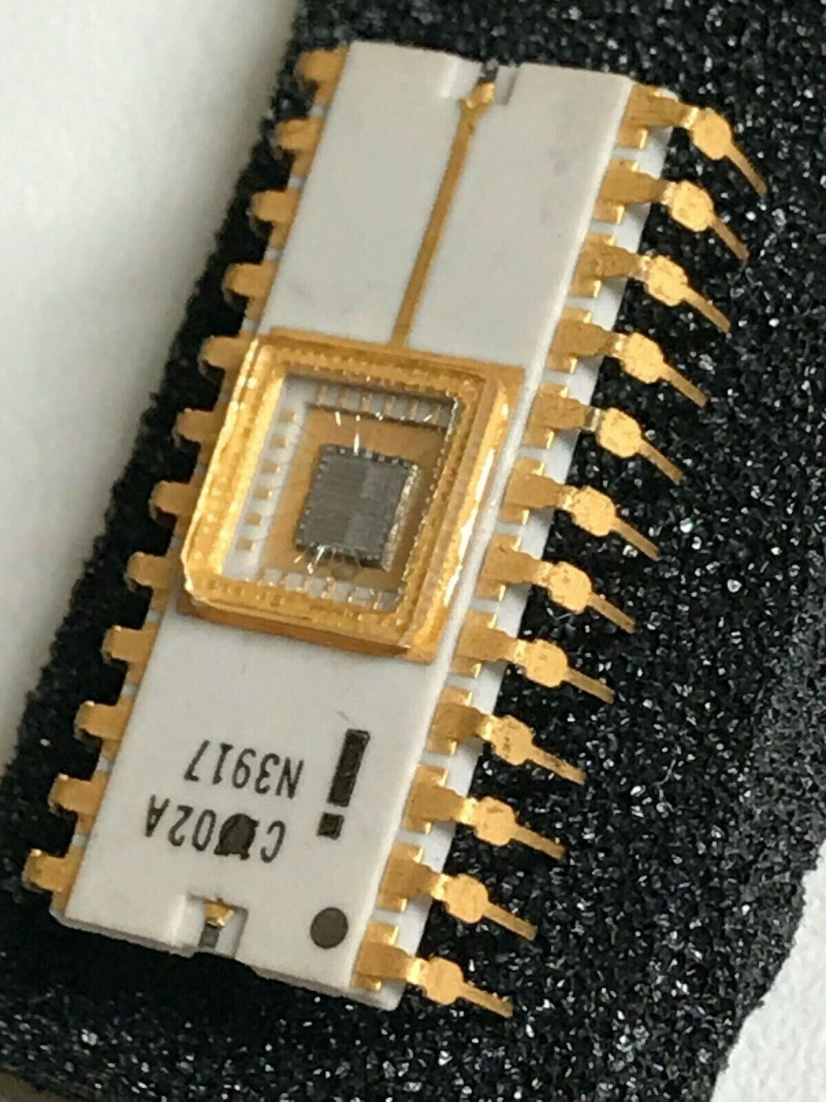 COLLECTORS CHIP INTEL C1702A WHITE CERAMIC GOLD EPROM WITH PRINT ERROR fcb10.1A