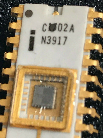COLLECTORS CHIP INTEL C1702A WHITE CERAMIC GOLD EPROM WITH PRINT ERROR fcb10.1A