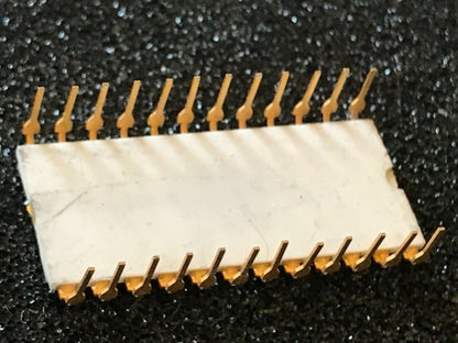 COLLECTORS CHIP INTEL C1702A WHITE CERAMIC GOLD EPROM fcb10.1C