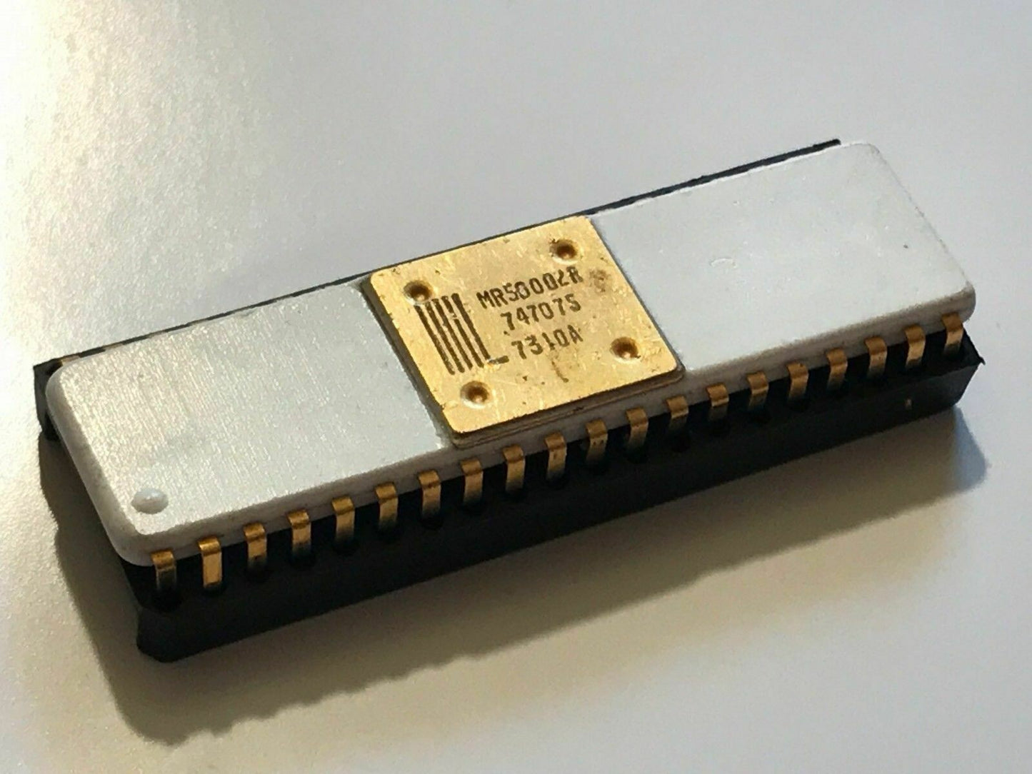 COLLECTORS IC MR50002A BEAUTIFUL 40 PIN WHITE MOULDED CERAMIC GOLD CHIP ad1s31