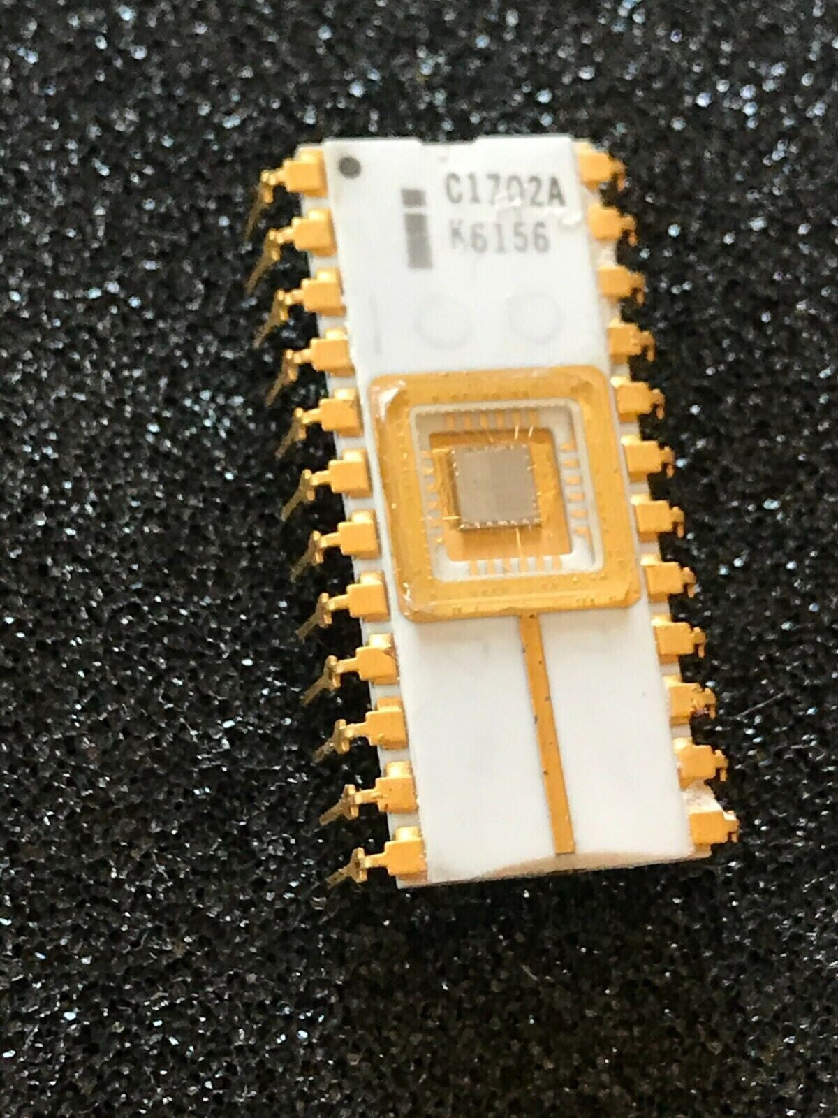 COLLECTORS CHIP INTEL C1702A WHITE CERAMIC GOLD EPROM MALAYSIA '75 fcb10.1B